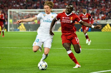 Kiev, Ukrayna - 26 Mayıs 2018: Sadio Mane (R) ve Luka Modric 2018 sırasında Uefa Şampiyonlar Ligi Finali maç Real Madrid ve Kiev Ukrayna Milli Güvenlik olimpiyskiy Stadyumu'nda Liverpool arasında