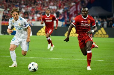 Kiev, Ukrayna - 26 Mayıs 2018: Sadio Mane (R) ve Luka Modric 2018 sırasında Uefa Şampiyonlar Ligi Finali maç Real Madrid ve Kiev Ukrayna Milli Güvenlik olimpiyskiy Stadyumu'nda Liverpool arasında