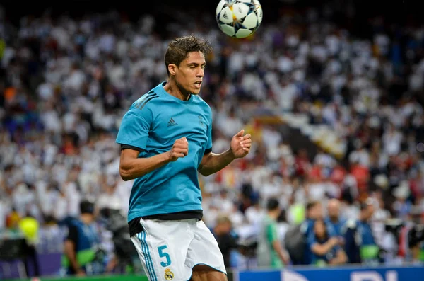 Kiev, Ukrayna - 26 Mayıs 2018: Raphael Varane 2018 önce Uefa Şampiyonlar Ligi Finali maç Real Madrid ve Kiev Ukrayna Milli Güvenlik olimpiyskiy Stadyumu'nda Liverpool arasında
