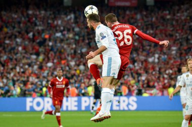 Kiev, Ukrayna - 26 Mayıs 2018: Daniel Carvajal (L) ve Andrew Robertson 2018 sırasında Uefa Şampiyonlar Ligi Finali maç Real Madrid ve Ukrayna Milli Güvenlik olimpiyskiy Stadyumu'nda Liverpool arasında