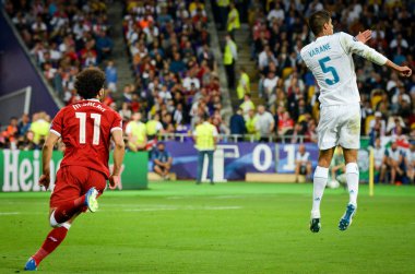 Kiev, Ukrayna - 26 Mayıs 2018: Raphael Varane kutlamak 2018 Uefa Şampiyonlar Ligi final maçında Real Madrid ve Kiev Ukrayna Milli Güvenlik olimpiyskiy Stadyumu'nda Liverpool arasında sırasında