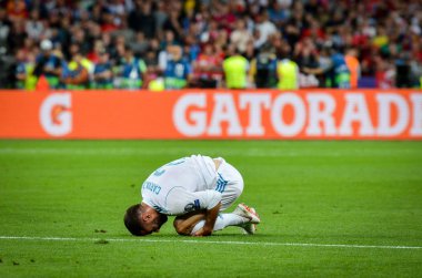 Kiev, Ukrayna - 26 Mayıs 2018: Karim Benzema 2018 Uefa Şampiyonlar Ligi final maçında Real Madrid ve Kiev Ukrayna Milli Güvenlik olimpiyskiy Stadyumu'nda Liverpool arasında sırasında yaralandı