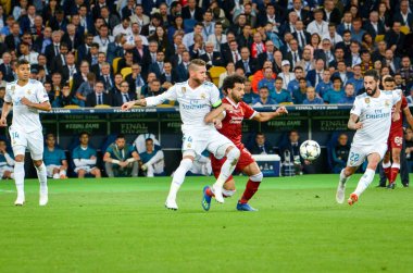 Kiev, Ukrayna - 26 Mayıs 2018: Sergio Ramos Resepsiyon muhammed salih bir omuz sakatlığı Uefa Şampiyonlar Ligi 2018, Ukrayna finalinde çekti karşı Güreş