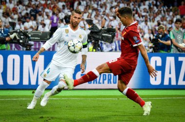 Kiev, Ukrayna - 26 Mayıs 2018: Sergio Ramos 2018 sırasında Roberto Firmino (R) karşı Uefa Şampiyonlar Ligi Finali maç Real Madrid ve Kiev Ukrayna Milli Güvenlik olimpiyskiy Stadyumu'nda Liverpool arasında