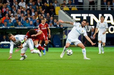 Kiev, Ukrayna - 26 Mayıs 2018: Sergio Ramos Resepsiyon muhammed salih bir omuz sakatlığı Uefa Şampiyonlar Ligi 2018, Ukrayna finalinde çekti karşı Güreş