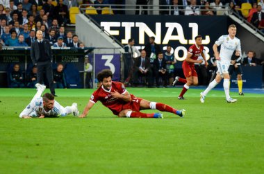 Kiev, Ukrayna - 26 Mayıs 2018: Sergio Ramos Resepsiyon muhammed salih bir omuz sakatlığı Uefa Şampiyonlar Ligi 2018, Ukrayna finalinde çekti karşı Güreş