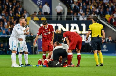 Kiev, Ukrayna - 26 Mayıs 2018: Sergio Ramos Resepsiyon muhammed salih bir omuz sakatlığı Uefa Şampiyonlar Ligi 2018, Ukrayna finalinde çekti karşı Güreş