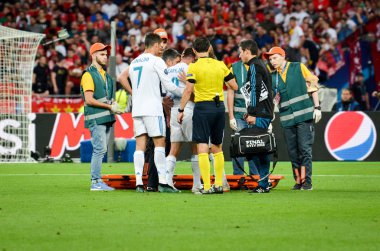 Kiev, Ukrayna - 26 Mayıs 2018: Dani Carvajal yaralı 2018 Uefa Şampiyonlar Ligi final maçı sırasında Ukrayna alanı ayrılıyor