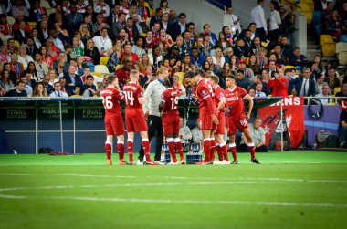 Kiev, Ukrayna - 26 Mayıs 2018: Liverpool futbol oyuncular 2018 Uefa Şampiyonlar Ligi final maçı sırasında Ukrayna Jürgen Klopp ile iletişim