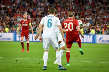 Kiev, Ukrayna - 26 Mayıs 2018: Nacho Fernandez Adam Lallana 2018 sırasında karşı Uefa Şampiyonlar Ligi Finali maç Real Madrid ve Ukrayna Milli Güvenlik olimpiyskiy Stadyumu'nda Liverpool arasında