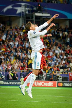 Kiev, Ukrayna - 26 Mayıs 2018: Raphael Varane kutlamak 2018 Uefa Şampiyonlar Ligi final maçında Real Madrid ve Kiev Ukrayna Milli Güvenlik olimpiyskiy Stadyumu'nda Liverpool arasında sırasında