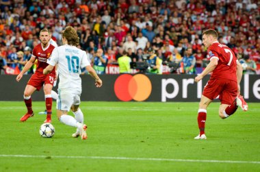 Kiev, Ukrayna - 26 Mayıs 2018: James Milner Luka Modric 2018 sırasında karşı Uefa Şampiyonlar Ligi Finali maç Real Madrid ve Ukrayna Milli Güvenlik olimpiyskiy Stadyumu'nda Liverpool arasında
