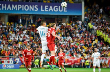 Kiev, Ukrayna - 26 Mayıs 2018: Casemiro 2018 sırasında Andrew Robertson'a karşı Uefa Şampiyonlar Ligi Finali maç Real Madrid ve Kiev Ukrayna Milli Güvenlik olimpiyskiy Stadyumu'nda Liverpool arasında