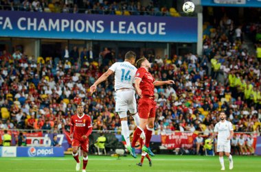Kiev, Ukrayna - 26 Mayıs 2018: Casemiro 2018 sırasında Andrew Robertson'a karşı Uefa Şampiyonlar Ligi Finali maç Real Madrid ve Kiev Ukrayna Milli Güvenlik olimpiyskiy Stadyumu'nda Liverpool arasında
