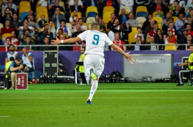 Kiev, Ukrayna - 26 Mayıs 2018: Karim Benzema bir hata sonra Loris Carius tarafından 2018 Uefa Şampiyonlar Ligi final maçında Real Madrid ve Liverpool, Ukrayna arasında sırasında bir gol kutluyor