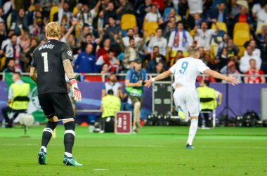 Kiev, Ukrayna - 26 Mayıs 2018: Karim Benzema bir hata sonra Loris Carius tarafından 2018 Uefa Şampiyonlar Ligi final maçında Real Madrid ve Liverpool, Ukrayna arasında sırasında bir gol kutluyor