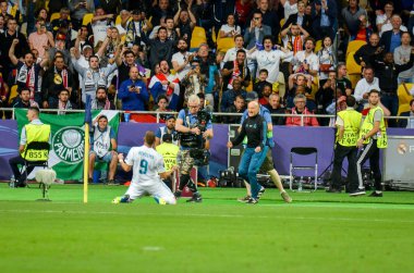 Kiev, Ukrayna - 26 Mayıs 2018: Karim Benzema bir hata sonra Loris Carius tarafından 2018 Uefa Şampiyonlar Ligi final maçında Real Madrid ve Liverpool, Ukrayna arasında sırasında bir gol kutluyor