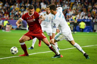 Kiev, Ukrayna - 26 Mayıs 2018: Cristiano Ronaldo ve Dejan Lovren (L) 2018 sırasında Uefa Şampiyonlar Ligi Finali maç Real Madrid ve Ukrayna Milli Güvenlik olimpiyskiy Stadyumu'nda Liverpool arasında