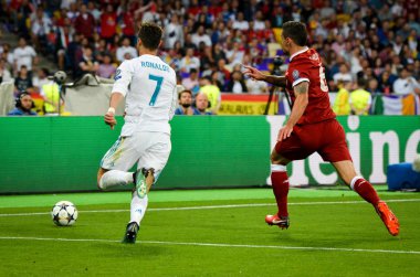 Kiev, Ukrayna - 26 Mayıs 2018: Cristiano Ronaldo ve Dejan Lovren (R) sırasında 2018 Uefa Şampiyonlar Ligi Finali maç Real Madrid ve Ukrayna Milli Güvenlik olimpiyskiy Stadyumu'nda Liverpool arasında