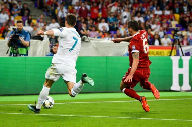 Kiev, Ukrayna - 26 Mayıs 2018: Cristiano Ronaldo ve Dejan Lovren (R) sırasında 2018 Uefa Şampiyonlar Ligi Finali maç Real Madrid ve Ukrayna Milli Güvenlik olimpiyskiy Stadyumu'nda Liverpool arasında