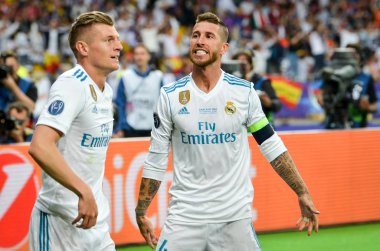 Kiev, Ukrayna - 26 Mayıs 2018: Sergio Ramos ve Toni Kroos 2018 sırasında Uefa Şampiyonlar Ligi Finali maç Real Madrid ve Kiev Ukrayna Milli Güvenlik olimpiyskiy Stadyumu'nda Liverpool arasında