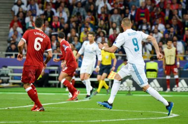 Kiev, Ukrayna - 26 Mayıs 2018: Dejan Lovren Karim Benzema 2018 Uefa Şampiyonlar Ligi final maçında Real Madrid ve Liverpool, Ukrayna arasında sırasında karşı