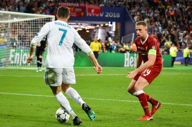 Kiev, Ukrayna - 26 Mayıs 2018: Cristiano Ronaldo Real Madrid ve Liverpool, Ukrayna arasında 2018 Uefa Şampiyonlar Ligi final maçı sırasında Jordan Henderson karşı