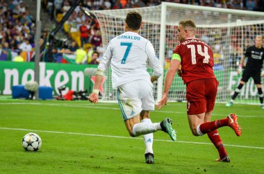 Kiev, Ukrayna - 26 Mayıs 2018: Cristiano Ronaldo Real Madrid ve Liverpool, Ukrayna arasında 2018 Uefa Şampiyonlar Ligi final maçı sırasında Jordan Henderson karşı