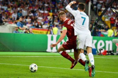Kiev, Ukrayna - 26 Mayıs 2018: Cristiano Ronaldo Real Madrid ve Liverpool, Ukrayna arasında 2018 Uefa Şampiyonlar Ligi final maçı sırasında Jordan Henderson karşı