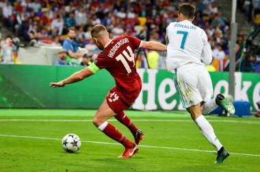 Kiev, Ukrayna - 26 Mayıs 2018: Cristiano Ronaldo Real Madrid ve Liverpool, Ukrayna arasında 2018 Uefa Şampiyonlar Ligi final maçı sırasında Jordan Henderson karşı