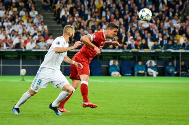 Kiev, Ukrayna - 26 Mayıs 2018: Dejan Lovren Karim Benzema 2018 sırasında karşı Uefa Şampiyonlar Ligi Finali maç Real Madrid ve Liverpool Kiev, Ukrayna arasında