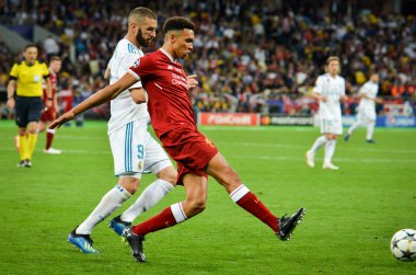 Kiev, Ukrayna - 26 Mayıs 2018: Trent Alexander-Arnold Karim Benzema 2018 Uefa Şampiyonlar Ligi final maçı, Ukrayna sırasında karşı
