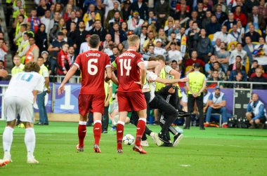 Kiev, Ukrayna - 26 Mayıs 2018: Fan sahada 2018 Uefa Şampiyonlar Ligi final maçında Real Madrid ve Kiev Liverpool arasında Ukrayna Milli Güvenlik olimpiyskiy Stadyumu'nda koştu