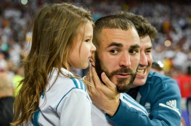 Kiev, Ukrayna - 26 Mayıs 2018: Karim Benzema kızı olan Uefa Şampiyonlar Ligi 2018 arasında Real Madrid ve Liverpool, Ukrayna Kiev maçında son zaferi kutlamak
