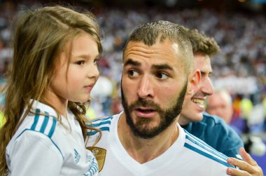Kiev, Ukrayna - 26 Mayıs 2018: Karim Benzema kızı olan Uefa Şampiyonlar Ligi 2018 arasında Real Madrid ve Liverpool, Ukrayna Kiev maçında son zaferi kutlamak