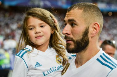 Kiev, Ukrayna - 26 Mayıs 2018: Karim Benzema kızı olan Uefa Şampiyonlar Ligi 2018 arasında Real Madrid ve Liverpool, Ukrayna Kiev maçında son zaferi kutlamak