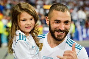 Kiev, Ukrayna - 26 Mayıs 2018: Karim Benzema kızı olan Uefa Şampiyonlar Ligi 2018 arasında Real Madrid ve Liverpool, Ukrayna Kiev maçında son zaferi kutlamak