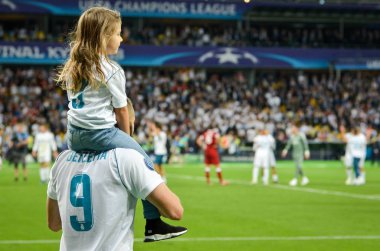 Kiev, Ukrayna - 26 Mayıs 2018: Karim Benzema kızı olan Uefa Şampiyonlar Ligi 2018 arasında Real Madrid ve Liverpool, Ukrayna Kiev maçında son zaferi kutlamak
