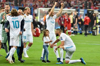 Kiev, Ukrayna - 26 Mayıs 2018: Karim Benzema kızı olan Uefa Şampiyonlar Ligi 2018 arasında Real Madrid ve Liverpool, Ukrayna Kiev maçında son zaferi kutlamak