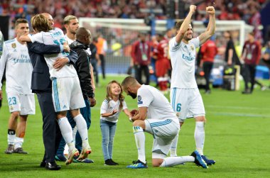 Kiev, Ukrayna - 26 Mayıs 2018: Karim Benzema kızı olan Uefa Şampiyonlar Ligi 2018 arasında Real Madrid ve Liverpool, Ukrayna Kiev maçında son zaferi kutlamak