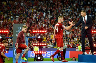 Kiev, Ukrayna - 26 Mayıs 2018: Jordan Henderson ve Liverpool futbolcular Uefa Şampiyonlar Ligi finalisti gümüş madalya almak Kiev, Ukrayna