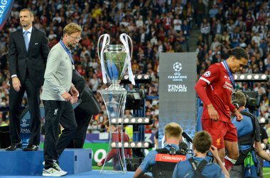 Kiev, Ukrayna - 26 Mayıs 2018: Jürgen Klopp Liverpool almak Uefa Şampiyonlar Ligi finalisti gümüş madalya Kie ve Ukrayna Kupası geçmiş gider