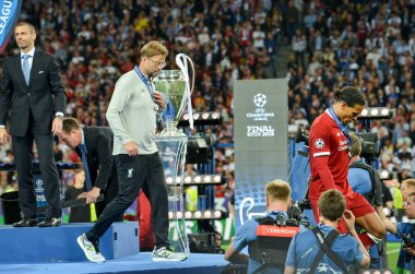 Kiev, Ukrayna - 26 Mayıs 2018: Jürgen Klopp Liverpool almak Uefa Şampiyonlar Ligi finalisti gümüş madalya Kie ve Ukrayna Kupası geçmiş gider