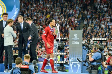 Kiev, Ukrayna - 26 Mayıs 2018: Virgil van Dijk ve Liverpool futbolcular Uefa Şampiyonlar Ligi finalisti gümüş madalya almak Kiev, Ukrayna