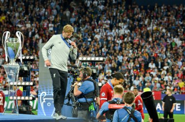 Kiev, Ukrayna - 26 Mayıs 2018: Jürgen Klopp Liverpool almak Uefa Şampiyonlar Ligi finalisti gümüş madalya Kie ve Ukrayna Kupası geçmiş gider