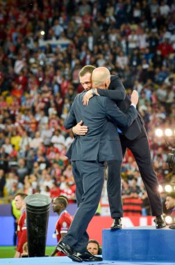 Kiev, Ukrayna - 26 Mayıs 2018: Zinedine Zidane Andriy Şevçenko ağırlamaktadır ve Uefa Şampiyonlar Ligi kazanan altın madalya alır Kiev, Ukrayna