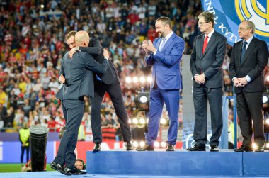 Kiev, Ukrayna - 26 Mayıs 2018: Zinedine Zidane Andriy Şevçenko ağırlamaktadır ve Uefa Şampiyonlar Ligi kazanan altın madalya alır Kiev, Ukrayna