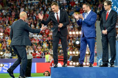Kiev, Ukrayna - 26 Mayıs 2018: Zinedine Zidane Andriy Şevçenko ağırlamaktadır ve Uefa Şampiyonlar Ligi kazanan altın madalya alır Kiev, Ukrayna