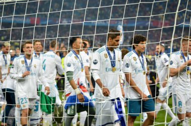 Kiev, Ukrayna - 26 Mayıs 2018: Kiev, Ukrayna Uefa Şampiyonlar Ligi 2018 finalinde zaferle futbolcular Real Madrid üst üste ızgara arkasında çelik kutlamak