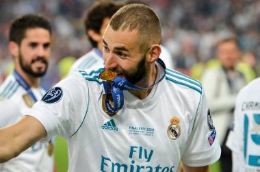 Kiev, Ukrayna - 26 Mayıs 2018: Karim Karim Benzema dişlerini altın madalya ile Uefa Şampiyonlar Ligi 2018 Ukrayna Kiev maçında son zaferi kutlamak